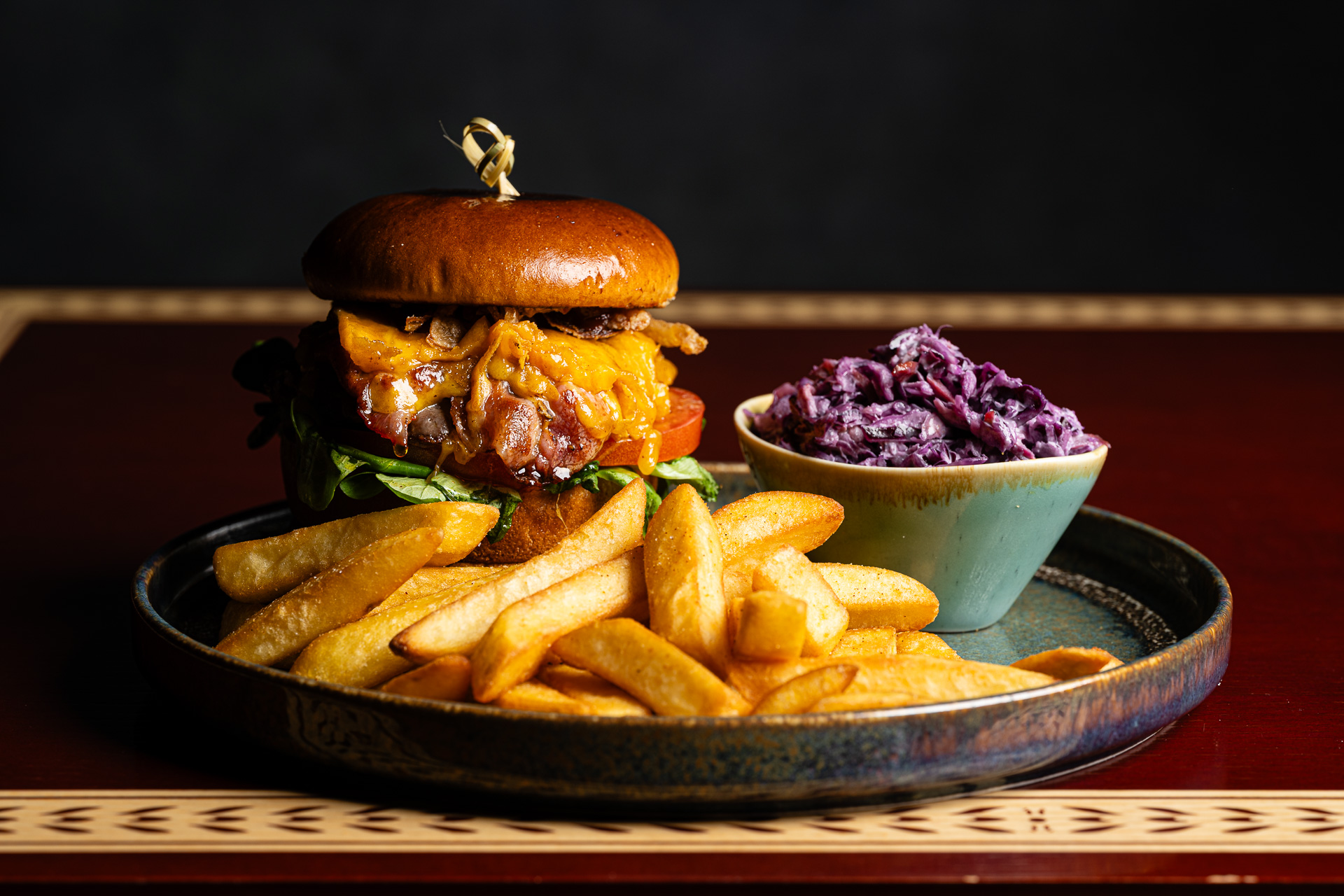 bélszínes marhaburger baconnel, coleslaw salátával és sült burgonyával